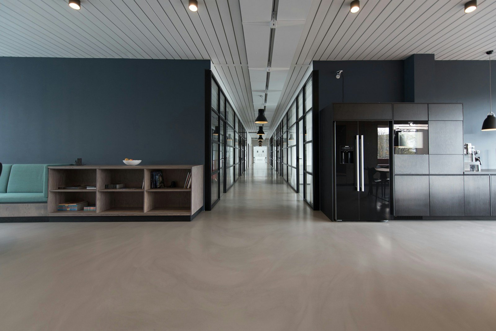 Macetero autorregante de fibra de vidrio Fibrotex en oficina moderna con plantas grandes